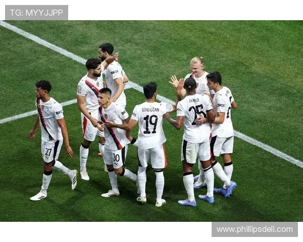 曼城进攻结构变化:从中路集中取代边中结合,战术重心明显内收 曼城进攻结构变化:从中路集中取代边中结合,战术重心明显内收